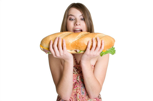 Девушка с бутербродом