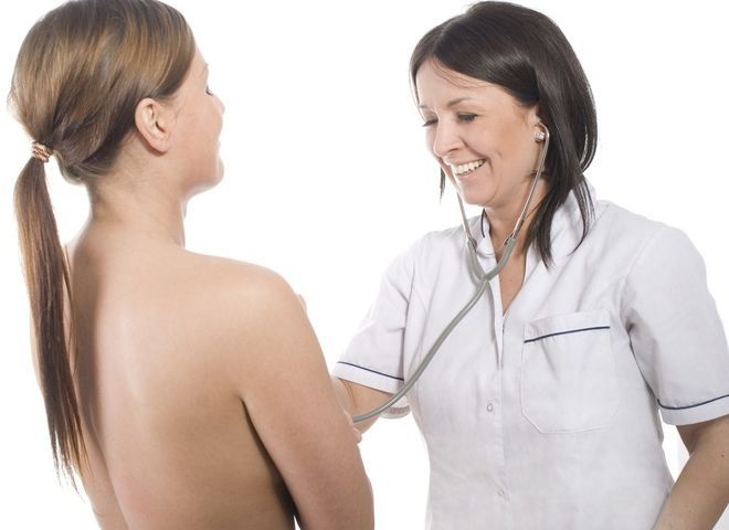 Обследование груди у врача