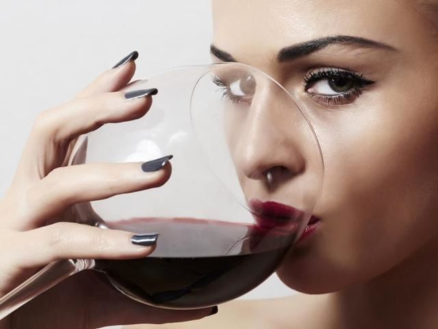 Спиртное может нанести серьезный вред женскому организму