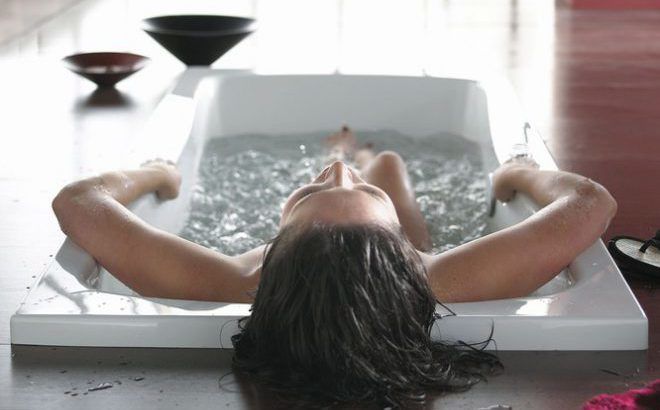 Принимать горячую ванну во время менструации