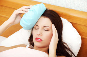 Холодные компрессы помогают справится с головными болями перед месячными 