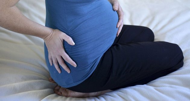 Что делать, если болят яичники при беременности на ранних сроках
