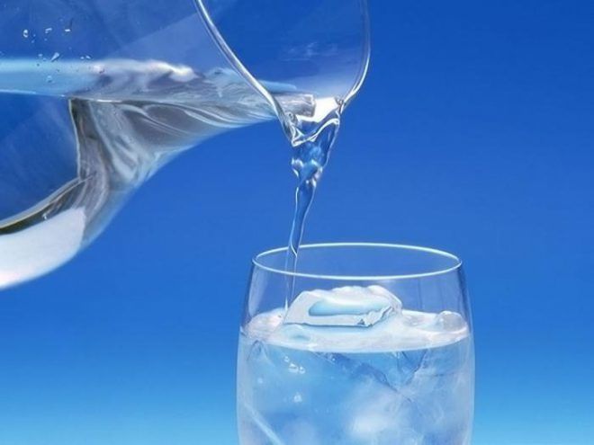 Пить много прохладной или холодной воды